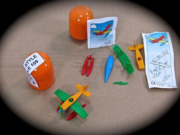 KINDER SURPRISE TOY EGG PLANE