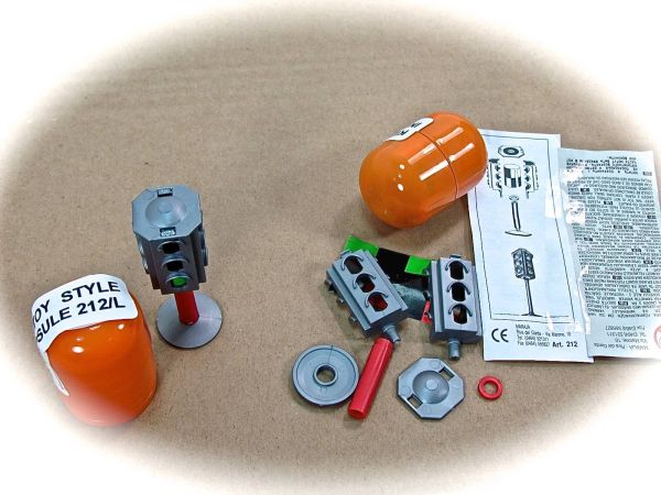 KINDER SURPRISE TOY EGG TRAFFIC LIGHTS
